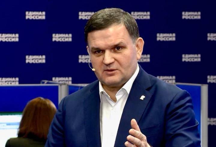 Сергей Перминов: Формы финансирования строительства с использованием эскроу-счетов подтвердили востребованность В Ленинградской области введено 2,2 миллиона м2 жилья, что составляет 63,2% годового плана и почти на 2% больше прошлогодних показателей. Лидируют Всеволожский и Ломоносовский районы, а также Гатчинский округ. И что примечательно, сегодня больше двух третей введённого жилья приходится на ИЖС. Сенатор РФ от Ленобласти Сергей Перминов в беседе с Online47 рассказал, будет ли дальше набирать популярность семейная ипотека на ИЖС с использованием эскроу-счетов. «Наш регион сохраняет уверенные темпы в строительстве. Это значимо, так как поддерживает множество смежных отраслей, социально-экономическое развитие. Что касается предпочтений рынка в части популярности ИЖС, то это, очевидно, отражает тенденцию к снижению этажности, персонализации пространства, развитию собственных хозяйств жителями», — рассказал Сергей Перминов. Сенатор РФ от Ленобласти подчеркнул, что формы финансирования строительства с использованием эскроу-счетов подтвердили востребованность. Это дополнительная гарантия, страхующая от неприятных неожиданностей. Что касается семейной ипотеки, то стоит надеяться на еще более активное улучшение жилищных условий ячейками нашего общества по мере снижения ставок и расширения мер поддержки. «Ассортимент технологий, которые доступны заказчикам, в последние годы заметно увеличился. Кто-то отдает предпочтение модульным конструкциям, другие — классическим деревянным или кирпичным строениям. С развитием удаленной занятости многие принимают решение о выгодности возведения таких домов, ищут возможность приблизиться к экологичности, природе», — резюмировал Сергей Перминов. Online47 — Всё о Ленобласти и не только