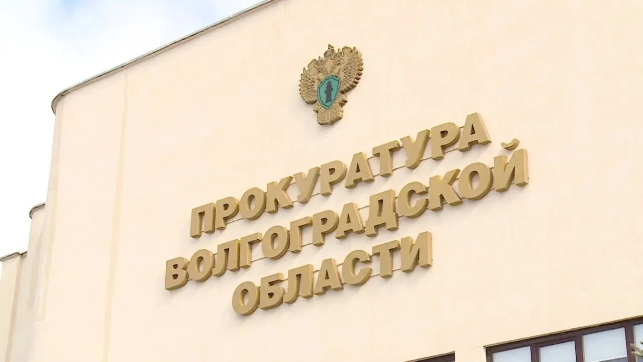 Участника СВО из Волгоградской области обманом убедили жениться на жительнице Черкесска Злоумышленники преследовали цель воспользоваться полагающимися членам семей участников СВО дополнительными правами Фактически создавать семью 42 летний потерпевший заключивший контракт с Минобороны и 41 летняя незнакомка не планировали В Калачевском отделе ЗАГСа союз зарегистрировали сразу же поскольку мужчина предоставил сведения о необходимости скорого убытия к месту службы По иску прокуратуры суд признал брак фиктивным и аннулировал соответствующую запись Подписаться Перейти на сайт MAX