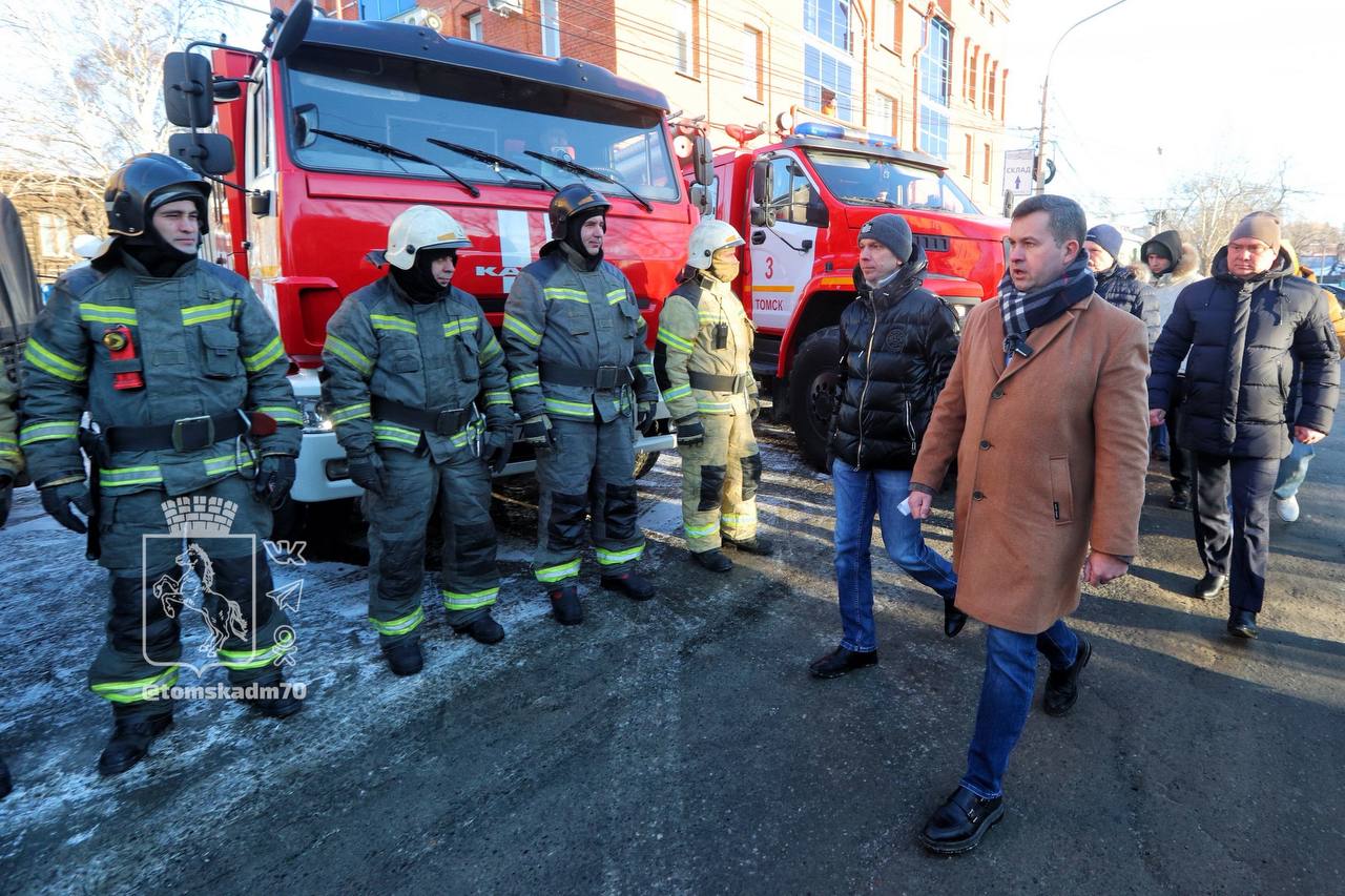 Дмитрий Махиня провел учения на случай паводка  Сегодня мэр Томска Дмитрий Махиня принял участие в командно-штабных учениях городских служб на случай паводка. Он заслушал доклады ответственных лиц и проверил действия оперативных служб в экстренных ситуациях. Кроме того, перед учениями градоначальник посетил участки возможных подтоплений в Ленинском районе для контроля за вывозом снега с этих территорий.  По легенде в результате резкого подъёма уровня воды в р. Ушайка произошло затопление части территории района. Оказались затопленными 20 жилых домов по ул. Лермонтова. Все ответственные службы оперативно прибыли на место. Дмитрий Махиня заслушал доклады каждого ответственного лица – начальника оперативного штаба-главы администрации Октябрьского района Сергея Лозовского, представителей Госавтоинспекции, МЧС, здравоохранения, УМВД, оперативно-дежурной службы и прочих. Была проверена аппаратура для оповещения жителей, для откачки воды и другая техника. Кроме того, на ул. Лермонтова сегодня обновили насыпную дамбу – там уложили новые мешки с песком. Градоначальник поручил установить в этом месте аншлаги с информацией о запрете разрушения дамбы, чтобы люди понимали важность сооружения и не уносили песок к себе на участки.  Также мэр Томска проверил, как идет работа по вывозу снега с территорий возможного подтопления. Ранее районным администрациям выделили дополнительное финансирование на эти цели. Дмитрий Махиня поручил усилить вывоз с участков возможного подтопления, а также оперативно реагировать на адресные обращения от людей, которые проживают там, где вода может подняться во время снеготаяния или изменения уровня воды в реках.  - Подготовка к периоду половодья в активной фазе. Одна из главных задач городской власти – обеспечение безопасности людей. Прошлый год показал, что готовиться нужно ко всем сценариям. Уже проводим ежедневный мониторинг уровня воды, ответственные за потенциально опасные участки обходят дома в опасной зоне для актуализации данных и инструктажа. Закупили дополнительное оборудование для перекачки воды. Все дамбы прошли инвентаризацию и приведены в порядок. Какие бы прогнозы не давали эксперты, будем готовы к любому развитию событий, - сказал мэр Томска Дмитрий Махиня.