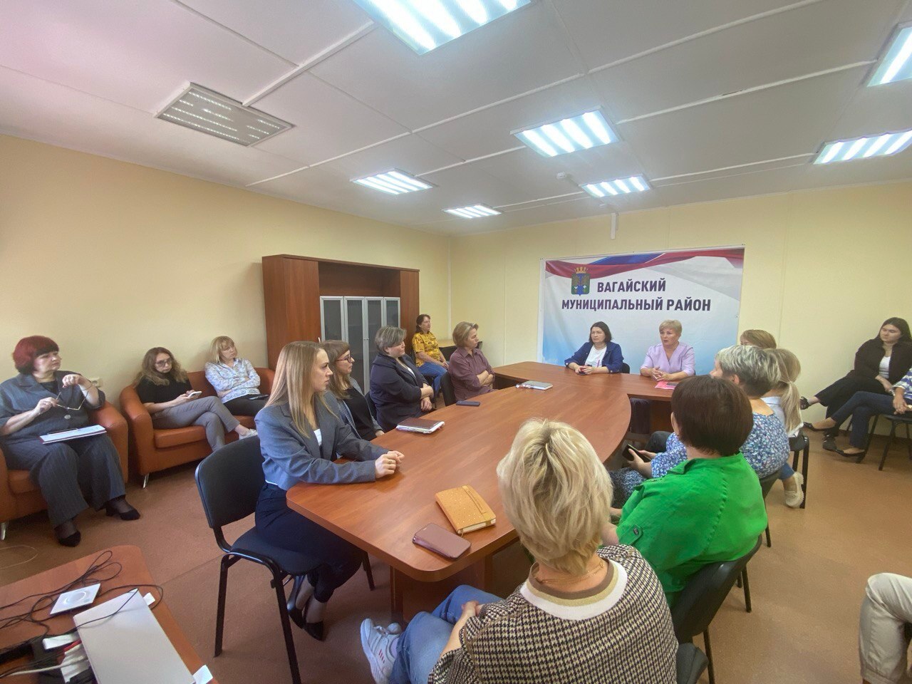 Встреча Женского клуба грамотное управление финансами и дополнительное образование Сегодня в администрации нашего района прошла интересная и полезная встреча Женского клуба Ирина Владимировна Сидоренко руководитель дополнительного офиса 308 ПАО Сбербанк поделилась информацией о программе долгосрочных сбережений Она подробно разъяснила как правильно планировать бюджет и эффективно управлять своими средствами чтобы обеспечить финансовую стабильность и благополучие семьи Также активное участие приняла руководитель Центра занятости населения Мурзина Людмила Владимировна рассказавшая о возможностях получения дополнительного образования которое позволит повысить квалификацию и расширить профессиональные горизонты Такие встречи помогают женщинам получать новые знания и умения способствуют улучшению качества жизни и достижению поставленных целей