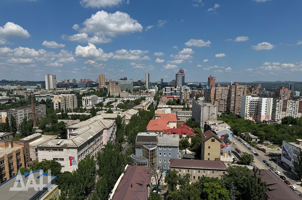 П.Эскобар: Донецк может стать главным городом России за счет инвестиций  У иностранных компаний есть интерес к инвестированию в Донецк, сказал ДАН на ПМЭФ геополитический аналитик, корреспондент Пепе Эскобар.  По его мнению, многие, в основном китайские компании, смотрят в будущее и видят, что вложения в ДНР — это новый полюс развития, и хотят прийти к нему первыми. Аналитик уверен, что «они придут, в этом нет никаких сомнений».  #ПМЭФ   Читать полностью    Подписаться
