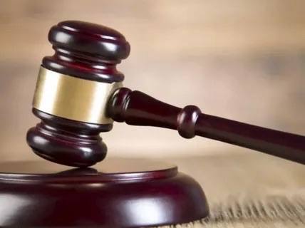 Впервые в России суд оштрафовал человека за поиск экстремистских материалов в интернете Студенту медицинского из Свердловской области который решил поискать изображения шеврона Азова придется заплатить 3 тысячи рублей В полиции рассказали что молодой человек не впервые искал подобные материалы и состоял в неонацистских группах в соцсетях Адвокат студента в свою очередь заявил что он просто случайно наткнулся на статьи о запрещённых организациях организация признана террористической и запрещена в России Кубанские Новости Мы в MAX