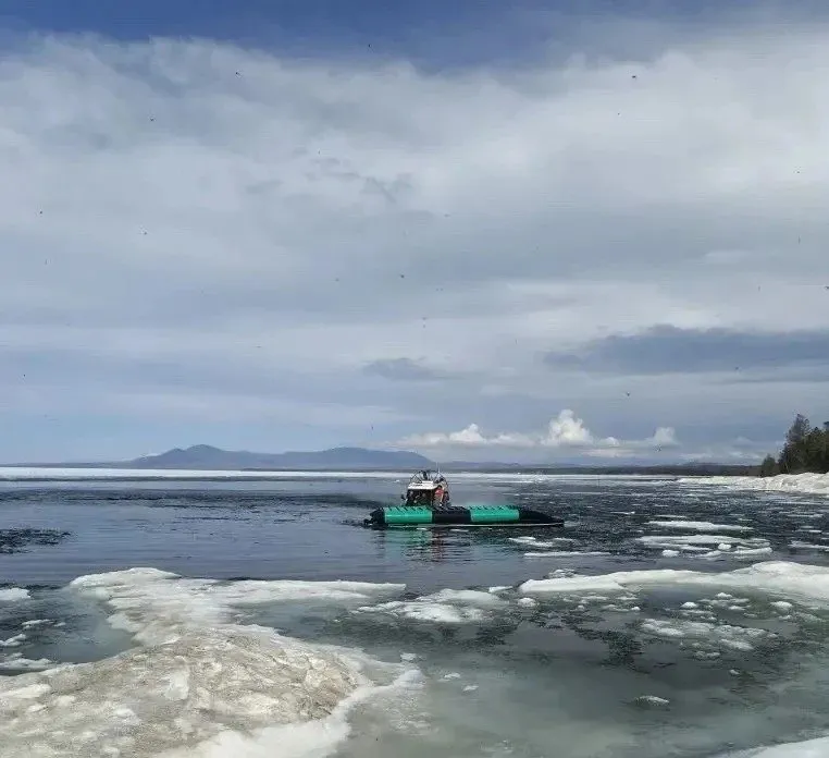 Хивус перевернулся на Байкале четверо остаются под водой По факту происшествия прокуратура Прибайкальского района организовала проверку По предварительным данным катер перевернулся сегодня в местности Черепаха примерно в 30 метрах от берега Одного человека госпитализировали четверо остаются под водой При наличии оснований будут приняты меры реагирования