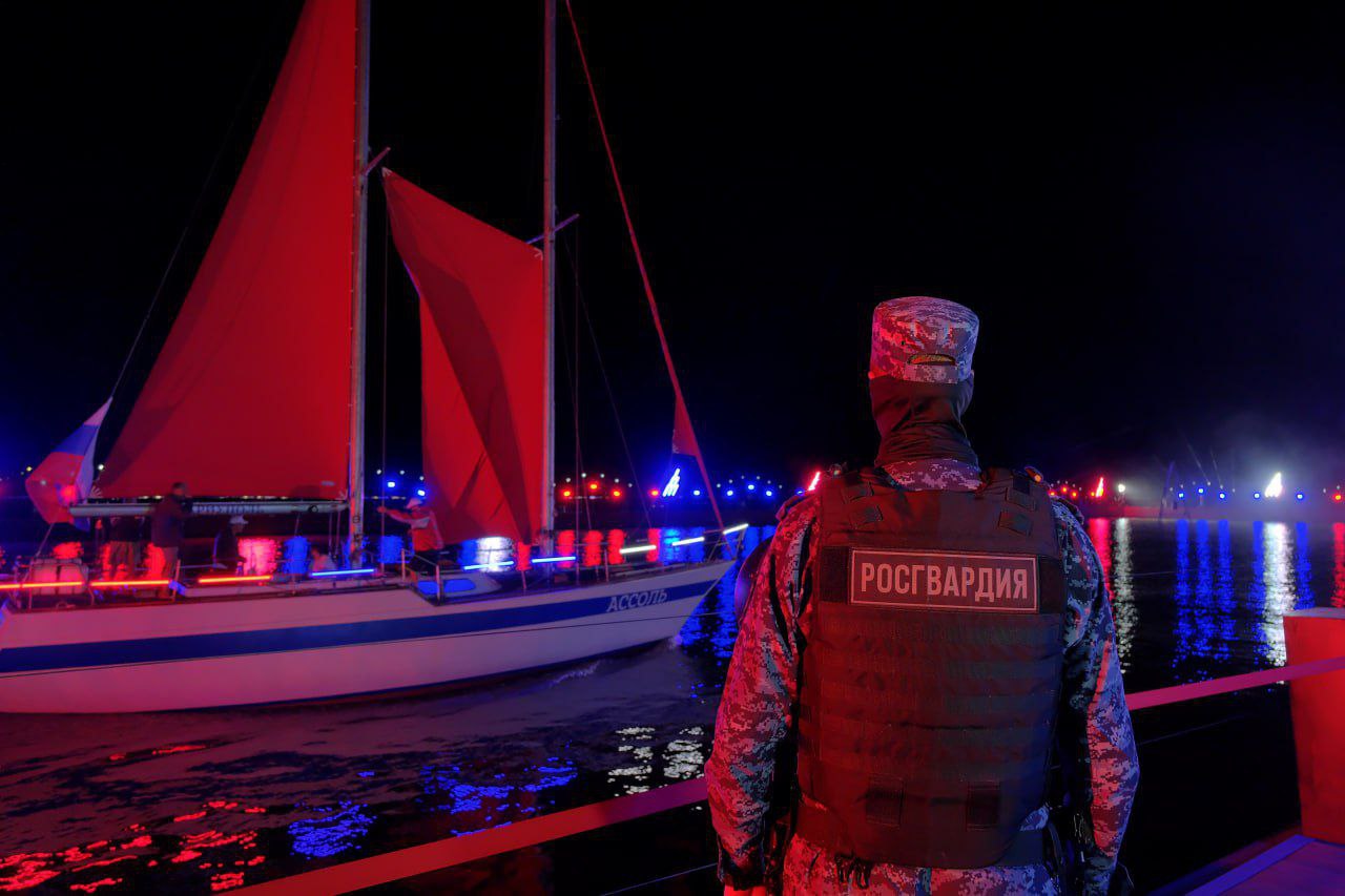 Во время празднования выпускных Росгвардия обеспечила безопасность школьников В ходе подготовки к праздничному мероприятию «Алые паруса», посвящённому выпускным в школах Донецкой Народной Республики, бойцы Росгвардии провели комплекс мероприятий по охране порядка и обеспечению безопасности. Фото: Росгвардия