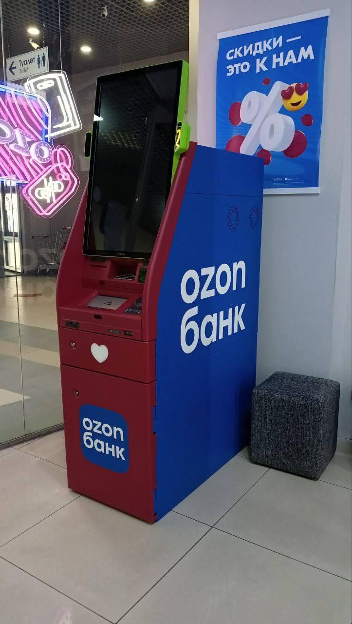 Ozon начал устанавливать собственные банкоматы. Терминалы уже появились в некоторых пунктах выдачи, всего в пилотной волне планируют поставить около 500 штук. Размещать банкоматы будут по договору субаренды: владельцам ПВЗ предложили от 100 до 500 рублей в месяц. Сотрудники отреагировали без особого энтузиазма. По их словам, техника будет потреблять электроэнергии на те же 100 рублей в день. У конкурентов вроде Wildberries и Яндекса собственные банки есть, но банкоматов пока нет.