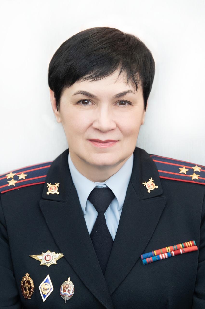 Управление по вопросам миграции МВД по ДНР информирует   С 1 января 2026 года прекратился упрощенный порядок трудоустройства иностранных граждан завершается действие Указа Президента РФ 307 Как сообщила заместитель министра внутренних дел по Донецкой Народной Республике по вопросам гражданства и регистрации иностранных граждан Марина Протасова работодателям и работникам важно знать следующую информацию  Для работы иностранцу теперь обязателен патент или разрешение на работу кроме граждан стран Евразийского Экономического Союза В Республике уже выдано более 1500 патентов   Для привлечения иностранных граждан прибывших на территорию Российской Федерации в визовом порядке работодателю необходимо оформить разрешение на привлечение иностранной рабочей силы На территории Республики на 2026 год для визовых иностранных работников утверждена квота 606 единиц   В течение 30 дней после въезда иностранцы прибывшие на территорию России для осуществления трудовой деятельности обязаны пройти дактилоскопию и фотографирование   НАПОМИНАЕМ что за незаконное привлечение к труду иностранного гражданина предусмотрены штрафы за каждого работника для физических лиц до 5 000 рублей для должностных лиц до 50 000 рублей для юридические лиц до 800 000 рублей  Иностранному гражданину в свою очередь грозят штраф и выдворение из РФ В целях соблюдения миграционного законодательства представителям организаций и потенциальным работодателям ВАЖНО помнить о необходимости использования реестра контролируемых лиц перед оказанием услуг иностранному гражданину или его трудоустройством   Реестр функционирует на официальном сайте МВД России и на Едином портале государственных и муниципальных услуг