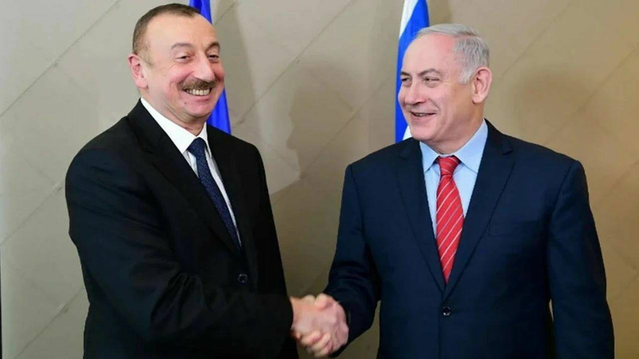 Азербайджан и Израиль укрепляют стратегическое партнерство  Государственная нефтяная компания Азербайджана SOCAR получила официальное одобрение от Нефтяного совета и Управления по конкуренции Израиля на покупку 10% акций в оккупированном Израилем газовом месторождении Тамар. Об этом пишет The Jerusalem Post. Отмечается, что это событие стало поворотным моментом как для энергетики, так и для дипломатических отношений между Азербайджаном и Израилем.  Месторождение Тамар - ключевой источник природного газа Израиля, обеспечивающий до 70% электроэнергии в стране. Израиль долгое время испытывал сложности в привлечении иностранных инвесторов из-за опасений монополизации и нестабильности в регионе. Вхождение SOCAR решает сразу несколько задач: усиливает конкуренцию, стабилизирует рынок и укрепляет доверие.  Nasledie News