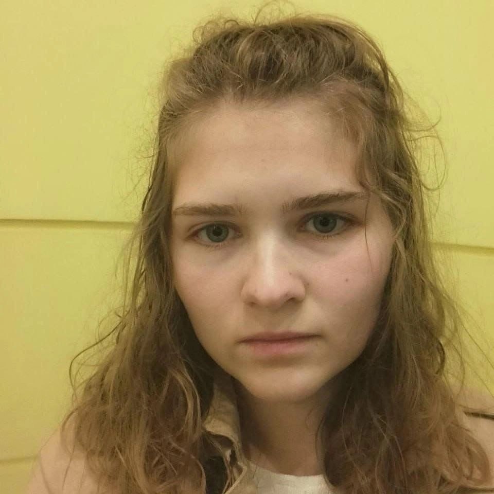 21-летнюю Варвару Панину ищут в Нижегородской области и Москве. 9 июня девушка вышла из дома в посёлке Ждановский, с тех пор родные потеряли с ней связь.   Приметы: светлые вьющиеся волосы, голубые глаза, рост — 160 см. В день пропажи на девушке было светло-бежевое платье. С собой она взяла рюкзак и телефон.  Судя по странице Варвары, она учится в университете, работает в онлайн-школе и готовит детей к ОГЭ по литературе.   «Днем 9 июня мы стали получать звонки и сообщения, что она удерживается, ей угрожают насилием, отправкой в Турцию, Египет, теперь уже убийством. Мы сразу же обратились в угрозыск города Кстово, там приняли заявление», — пояснила мама девушки.  Полицейские рассматривают версию, что нижегородка попалась на мошенническую схему, пытаясь оформить повышенную стипендию. Сейчас она может находиться в Москве.  «Преступники постоянно пишут нам, давят психологически, присылают обнаженные фото дочери, требуют выкуп», — рассказала мама.  Если у вас есть информация о местонахождении Варвары, позвоните по номерам 8-831-291-51-51 или 102.  Подпишись   Предложи новость