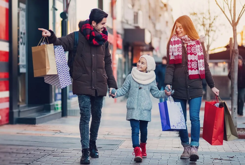 Тепло не в моде почему продажи зимней одежды падают даже в декабре данные Чек Индекс   Продажи зимней одежды в РФ упали куртки на 8 пальто на 9 шапки на 5 а трафик в ТЦ в ноябре сократился на 10 из за аномально теплой погоды и роста экономии   Даже маркетплейсы фиксируют замедление на Wildberries рост оборота зимних категорий составил лишь 10 при этом спрос сместился с пуховиков на ветровки и бомберы   Одежные ритейлеры надеются на всплеск в декабре из за похолодания и желания купить до повышения НДС но многие бренды уже свернули бизнес InCity Deseo и др Объем российского fashion рынка к концу 2025 года по консервативному прогнозу составит 4 45 трлн рублей но рост обеспечивается не зимним ассортиментом а смещением спроса в более легкие и универсальные категории В условиях мягких зим ритейлу следует делать ставку не на морозные коллекции а на многослойность переходные модели и акцент на онлайн каналах с быстрой реакцией на погодные изменения