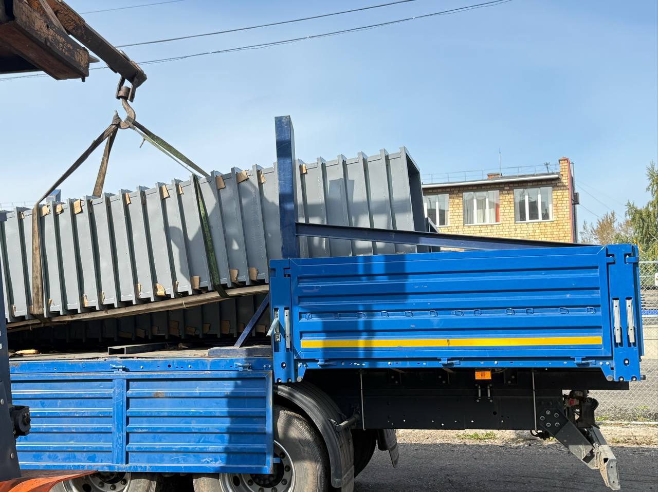 В Красноярске началась установка новых контейнеров для твёрдых коммунальных отходов 835 баков закупили по поручению губернатора Михаила Котюкова за счёт дополнительного финансирования Минэкологии края уже передало их в собственность муниципалитета и управляющих компаний До конца года в городе оборудуют 136 площадок с бетонными основаниями контейнерами и сетками для перерабатываемых отходов Всего в 2025 году муниципалитеты края получили 2083 контейнера Работа проводится в рамках нацпроекта Экологическое благополучие Больше оперативной информации в МАХ