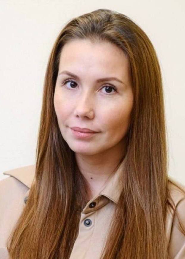 Экс глава пресс службы свердловского правительства теперь работает в Магните Юлия Хусаинова перешла на должность главы по внешним коммуникациям и связям с госвластью в федеральной сети Магнит Да верно Я вышла на новую работу подтвердила экс чиновница корреспонденту ЕАН Хусаинова ушла в отставку из ДИПа по собственному желанию в апреле 2025 года спустя месяц после назначения Дениса Паслера врио губернатора Она возглавила Свердловский ДИП в 2020 году и ранее работала помощницей экс губернатора Евгения Куйвашева Сайт Департамента информполитики Свердловской области EanNews