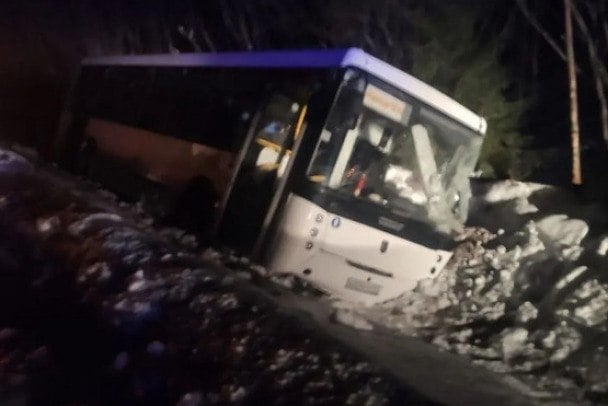 Одного пострадавшего госпитализируют в Петербург после аварии с автобусом под Подпорожьем   Как сообщили в администрации Подпорожского района со ссылкой на туристический комплекс ООО "Мандроги", в момент вчерашней аварии в автобусе находились 17 пассажиров, в медицинское учреждение были доставлены 4 человека с травмами средней тяжести, остальные пострадавшие получили помощь и были отпущены домой.    Как сообщал 47news, всего за помощью обратились 12 человек. Одного пострадавшего сейчас госпитализируют в Петербург. У нескольких пассажиров были диагностированы переломы, порезы и ушибы.   В районной администрации добавили, что в комплексе приняты все необходимые меры для обеспечения безопасности сотрудников при перевозке, пострадавшим оказана материальная помощь.  В комплексе на момент подготовки публикации 47news не смогли прокомментировать информацию об аварии.     ГКУ «Леноблпожспас»