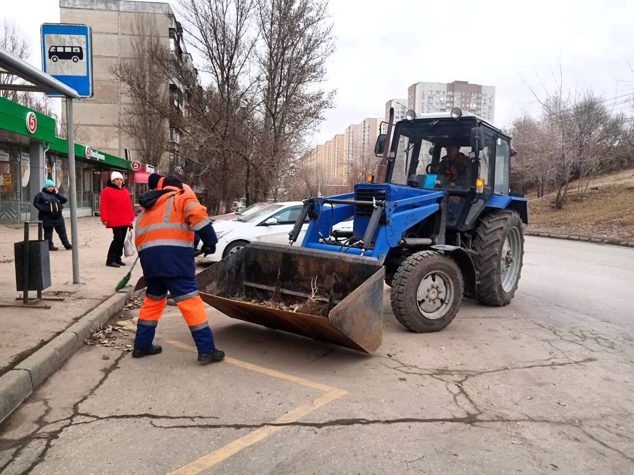 Продолжаются мероприятия по благоустройству города   Работы по содержанию дорожного полотна и пешеходных зон, сбору случайного мусора, опиловке и вывозу порубочных материалов выполнены на улицах: Театральная, Некрасова, Чапаева, Мирный пер., Сакко и Ванцетти, Радищева, 7-я Нагорная, Орджоникидзе, Танкистов, Крайняя и др.    Подробнее о мероприятиях, реализуемых в районах Саратова, по ссылкам:   Ленинский;   Заводской;  Волжский;   Кировский;   Октябрьский;  Фрунзенский;   Гагаринский.