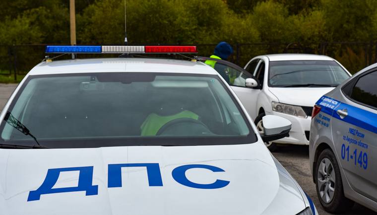 В Приамурье увеличили вознаграждение за сообщение о пьяных водителях и возраст информаторов Теперь вознаграждение будет составлять 20 тысяч рублей. До этого бдительные жители получали 5 либо 7 тысяч рублей. Изменился также срок, в течение которого сообщивший о нетрезвом водителе может обратиться за вознаграждением – его увеличили с трех месяцев до полугода. Кроме того, право на выплату денежного вознаграждения теперь имеют граждане в возрасте старше 14 лет. Ранее обращения принимались только от совершеннолетних. Если вы увидели, что нетрезвый водитель пытается осуществить поездку, оперативно сообщите об этом в дежурную часть полиции по телефонам 02, 112. Нужно сказать время и место, а также данные об автомобиле.