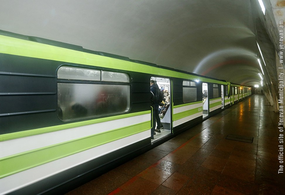 В Ереване готовят 4 конкурса для строительства станции метро Сурмалу В столице Армении ведется подготовка четырех конкурсов связанных с проектированием новой станции метро Сурмалу Первый конкурс по технико экономическому обоснованию станции состоится 27 октября Он был повторно объявлен после того как июльский конкурс не состоялся из за отсутствия участников Другие конкурсы включают разработку градостроительной концепции прилегающей территории составление эскиза станции подготовку еще двух конкурсов которые будут объявлены в ближайшее время Подведение итогов всех конкурсов позволит начать переговоры по привлечению частных инвестиций в проект О станции Сурмалу Станция станет 12 й в сети ереванского метро и как предполагается расположится между станциями Сасунци Давид и Зоравар Андраник Она обеспечит удобный проезд к торговым центрам Сурмалу и Петак а также станет альтернативой на улице Севана разгружая дорожный трафик Финансирование проектных работ будет осуществлено за счет городского бюджета 400 млн драмов Ереван Метро Инвестиции Строительство