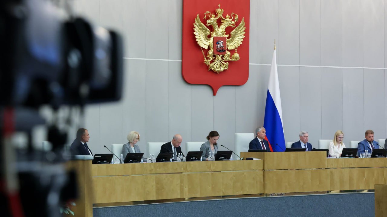 Регионы могут получить поддержку на восстановление детских лагерей Этот вопрос обсуждался на парламентском часе в Государственной Думе, в котором принял участие лично. Особое внимание было уделено вопросу нехватки оздоровительных лагерей — проблеме, которая остро стоит в большинстве регионов, включая Вологодскую область. Как справедливо отметил Председатель Государственной Думы Вячеслав Володин, на федеральном уровне рассматривается перспективный механизм: списание бюджетных кредитов регионам, если они направляют средства на восстановление и развитие детских лагерей. Такой подход уже работает в отношении модернизации ЖКХ — и он действительно даёт результат. На Вологодчине мы ищем альтернативные пути, привлекаем бизнес, прорабатываем нестандартные форматы. Но без системной федеральной поддержки оперативно решить проблему невозможно. Потому считаю инициативу по высвобождению средств под детский отдых — реальным и эффективным инструментом, особенно для регионов с долговой нагрузкой. Вложение в здоровье, досуг и развитие детей — это инвестиция в будущее страны. И такие решения нужно поддерживать.