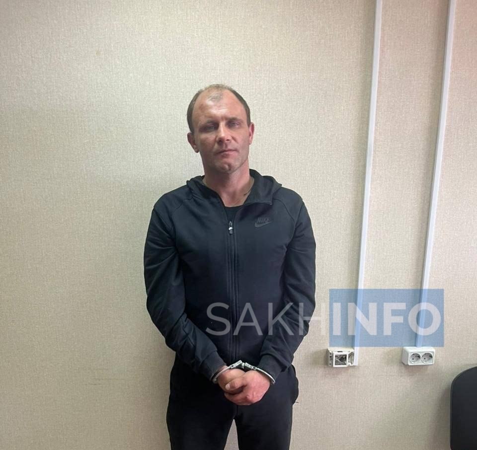 Сахалинец предстал перед судом, за побег из психбольницы и угрозу следователю. В Невельске завершено расследование уголовного дела в отношении 37-летнего ранее судимого местного жителя. Как стало известно "Сахалин Инфо", в сентябре 2024 года обвиняемого, который отбывал наказание, поместили в психбольницу для проведения стационарной комплексной психолого-психиатрической экспертизы. Находясь на территории прогулочного двора, мужчина взломал навесной замок двери аварийного выхода и сбежал из медучреждения. Однако вскоре сотрудники полиции задержали его в Холмске и заключили под стражу. В ноябре 2024 года, находясь в изоляторе временного содержания, обвиняемый выплеснул горячий чай в лицо следователю во время проведения следственных действий по уголовному делу и высказал в его адрес угрозу убийством. В отношении сахалинца были возбуждены уголовные дела, за которое предусмотрено максимальное наказание в виде лишения свободы на срок до 4 лет. Уголовное дело направлено в суд для рассмотрения по существу.