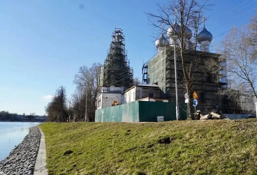 Стартовал второй этап благоустройства набережной Вологды Подрядчик Берсо ремонтирует участок от улицы Чернышевского до Энгельса напротив Кремля До конца 2026 года обновят 1 6 км береговой линии по обоим берегам Параллельно продолжается первый этап от храма Александра Невского к Октябрьскому мосту выполнено более 20 Новости Вологды в MAX