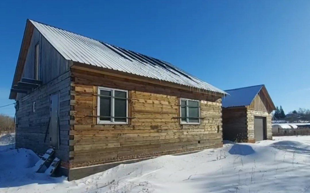 Более тысячи дальневосточных гектаров выдали в Амурской области в 2025 году В этом году по программе ДВ Гектар выдано 1020 земельных участков на территории региона Всего с начала действия программы амурчане оформили 12 5 тысяч земельных участков Владельцы дальневосточных гектаров которые взяли бесплатные земельные участки для строительства жилья ведения сельского хозяйства или организации бизнеса могут воспользоваться различными мерами господдержки Например им доступна Дальневосточная ипотека под 2 годовых на строительство дома без требований к возрасту или семейному положению а также гранты на развитие туристических или сельскохозяйственных проектов Программа стимулирует развитие инфраструктуры Мы видим как люди активно используют предоставленные земли для улучшения качества своей жизни и создания новых рабочих мест в районах области где живут развивая и создавая новые проекты сказал министр имущественных отношений Амурской области Сергей Олиферов