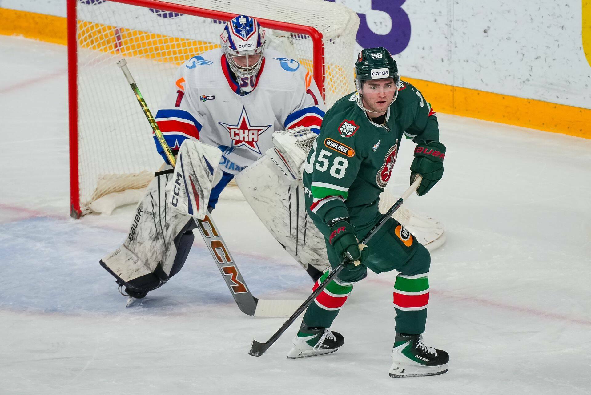 Ак Барс гостит у петербургского СКА В рамках регулярного чемпионата КХЛ сегодня в Санкт Петербурге состоится матч между местным СКА и казанским Ак Барсом Встреча пройдет в Ледовом дворце Хозяева льда сумели улучшить свои позиции в турнирной таблице Западной конференции поднявшись на шестое место До пятой строчки коллективу не хватает шести очков однако у команды есть две игры в запасе После поражения в гостях от Ак Барса 2 5 петербуржцы взяли верх над Локомотивом 4 3 в овертайме и Адмиралом 3 1 Перед возвращением домой СКА разделил победы с Амуром 2 1 ОТ и 3 4 по буллитам а текущую домашнюю серию успешно начал с победы над Шанхайскими Драконами 4 1 Читать полностью