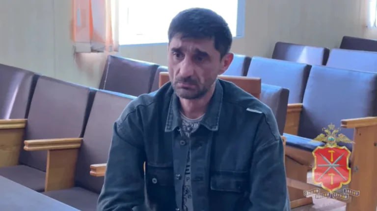 Агрессора который устроил переполох в магазине в Узловой отправили на принудительные работы Напомним в апреле пьяный 42 летний мужчина зашел в торговый павильон Ледокол и потребовал в долг пачку сигарет А когда получил отказ кинул продавцу в голову пластиковый контейнер и начал душить Второй женщине он угрожал убийством Что ж в августе его лишили гражданства РФ А теперь еще и вынесли приговор по делу В итоге мигранту назначили 10 месяцев принудительных работ Подписывайтесь на