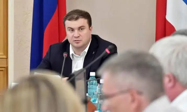 Омская область помогает Белгороду по поручению губернатора Виталия Хоценко отправлена партия генераторов Это очень важная помощь для жителей приграничных районов которые постоянно подвергаются обстрелам Генераторы помогут обеспечить бесперебойную работу жизненно важных объектов чтобы люди не остались без тепла и света даже если основное электричество отключат Губернатор Белгородской области Вячеслав Гладков уже сообщил что десять омских генераторов начали устанавливать там где они нужнее всего Омичи не остаются в стороне Мы поддерживаем тех кто живёт и работает в тяжёлых условиях под обстрелами Это наш общий долг помогать людям и укреплять тыл подчеркнул губернатор Виталий Хоценко