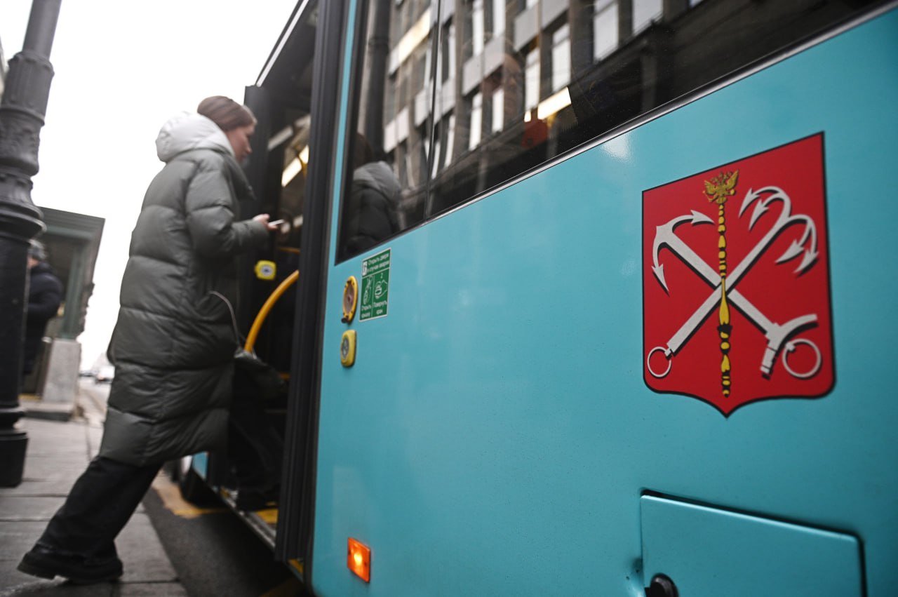 На Московском шоссе пробка Автобусы следуют с задержкой от 40 минут Обстановка на дороге настолько непростая что целых пять автобусных маршрутов идут с огромной задержкой Это 179 192 196 197 и 388 Время в пути также увеличено предупреждает пассажиров СПб ГКУ Организатор перевозок Читай нас в MAX Подпишись на Комсомольскую правду СПб