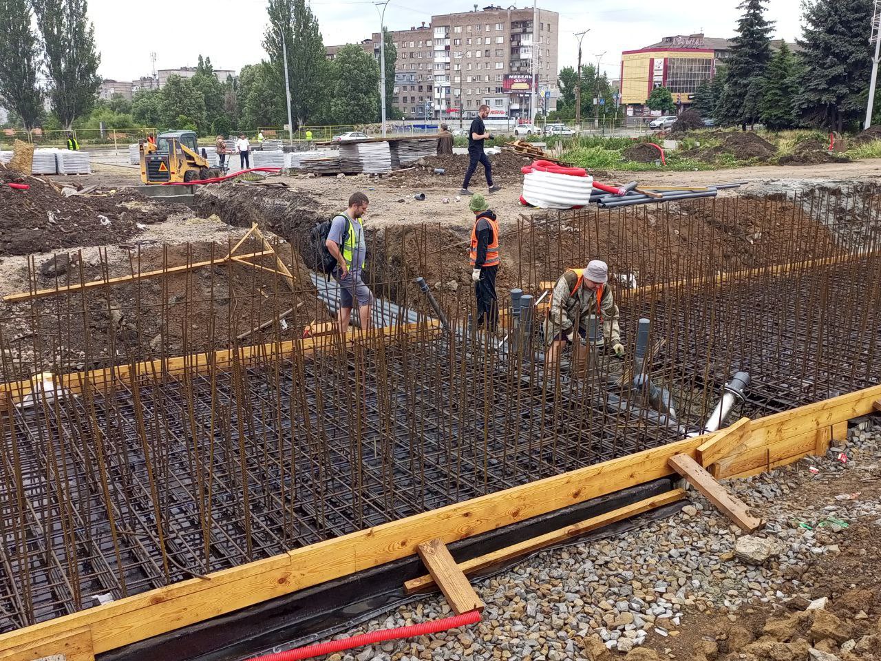 В Алчевске продолжается благоустройство  общественных пространств   В Алчевске продолжается реализация проекта по реновации площади Советской - проекта-победителя Всероссийского конкурса лучших проектов формирования комфортной городской среды в малых городах и исторических поселениях национального проекта «Инфраструктура для жизни». Данные работы в центре города Алчевска начаты  в апреле 2025 года.   - На данный момент на площади Советской выполнены демонтажные работы, завершена укладка подземных коммуникаций  и планировка территории. Обустроены пешеходные дорожки, идут  работы по укладке тротуарной плитки на площади, продолжаются работы по монтажу фонтана, - рассказывает начальник отдела архитектуры Администрации городского округа город Алчевск Елена Ульяницкая.    Восстановление площади 25-летия Победы, вблизи ДК металлургов, проходит в рамках федерального проекта «Восстановление  создание  инфраструктуры и содействие экономическому развитию Донецкой Народной Республики, Луганской Народной Республики, Запорожской области и Херсонской области».  - На площади 25-летия Победы выполнены демонтажные работы, удалены аварийные деревья, завершена укладка подземных коммуникаций. Ведутся работы по планировке территории и укладке тротуарной плитки. Параллельно с благоустройством при участии шефа-региона выполняется замена теплосети - изношенного участка трубопровода, который необходимо заменить до восстановления территории, чтобы избежать аварий и рисков повредить новые элементы благоустройства.  Реализация проектов по реновации площади Советской  и площади 25-летия Победы осуществляется в соответствии с графиком выполнения работ и будет завершена в срок, - подчеркнула Елена Ульяницкая. #нацпроект #инфраструктура_для_жизни #комфортная_среда #городаменяютсядлянас
