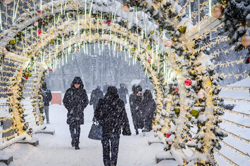 Не выходить из дома в 30 градусов в эти выходные советуют москвичам врачи При температуре от 25 градусов даже у здоровых людей повышается риск переохлаждения и обморожения Лучше остаться дома или находиться на морозе не дольше 10 15 минут