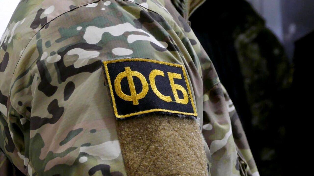 Жителя Волгоградской области заподозрили в госизмене  Уголовное дело  возбуждено в отношении 20-летнего жителя Волгоградской области, подозреваемого в финансовой помощи вооруженным формированиям Украины, сообщило УФСБ России по региону.  «Сотрудниками УФСБ России по Волгоградской области пресечена противоправная деятельность 20-летнего местного жителя, причастного к государственной измене в форме оказания финансовой помощи иностранному государству в деятельности, направленной против безопасности РФ", - говорится в сообщении. Установлено, что мужчина после начала спецоперации стал изыскивать возможность по оказанию финансовой помощи вооруженным формированиям Украины. Деньги он перевел с использованием личного банковского счета на электронные реквизиты, используемые для оказания помощи ВСУ, отметили в ведомстве. Возбуждено уголовное дело по признакам преступления, предусмотренного статьей 275 УК России "Государственная измена".