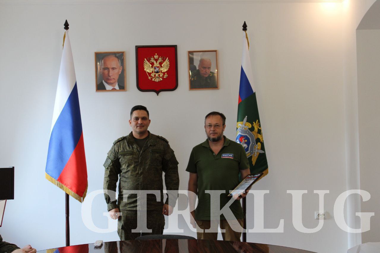 Корреспондент ВГТРК Святослав Долгачёв занял два первых места в конкурсе журналистских работ Следкома по ЛНР Журналист стал победителем за свои репортажи, созданные во время работы в команде "Вести. Луганск". Святослав занял первые места в номинациях "Лучшая работа по освещению следственно-криминалистической деятельности военных следственных органов СК РФ" и "Лучшая работа по созданию обобщённого образа следователя военных следственных органов СК РФ" В данный момент корреспондент проходит военную службу по призыву, поэтому заслуженную награду ему передали через заместителя директора ГТРК "Луганск" Олега Дубинина Вести. Луганск Подписаться Прислать новость