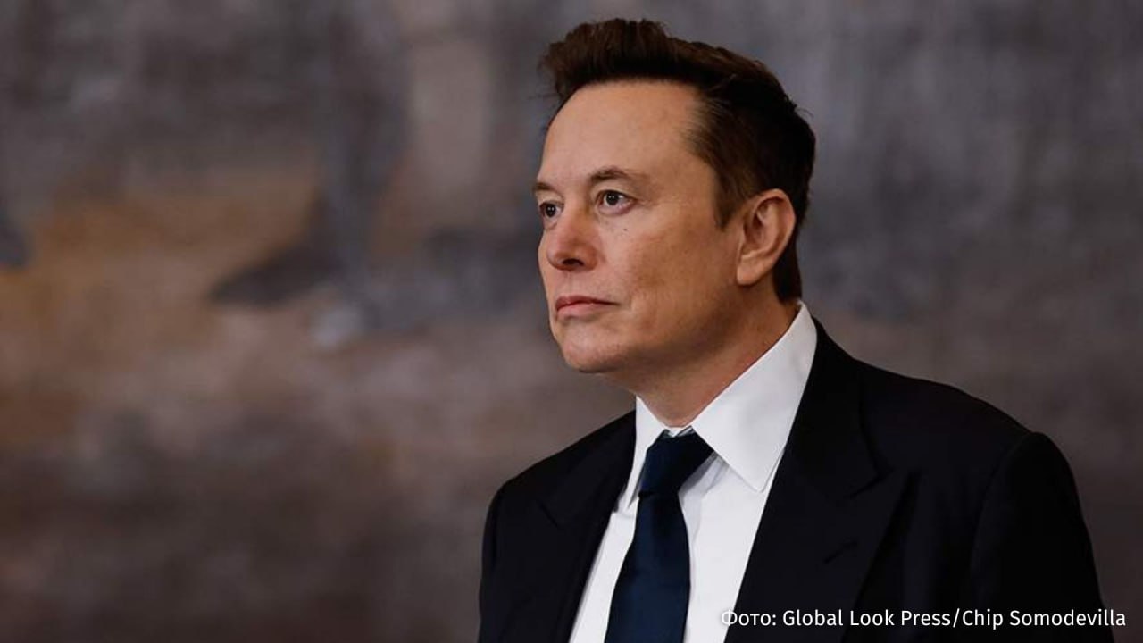 Американский предприниматель Илон Маск передумал создавать свою политическую партию из за давления со стороны вице президента США Джей Ди Вэнса Об этом заявили в газете The Washington Post Вэнс уже обращался к Маску напрямую На этот раз он призвал союзников Маска оказать на него давление чтобы тот отказался от планов выдвижения своей кандидатуры от третьей партии говорится в материале Отмечается что вице президент США принял решение повлиять на Маска из за опасений потерять большинство на предстоящих промежуточных выборах 2026 года Также негативная реакция общественности на радикальную кампанию Маска по сокращению госрасходов и публичные выпады в адрес Дональда Трампа нанесли ущерб отношениям между американским лидером и миллиардером В конце июня Маск на фоне разногласий с Трампом из за предложенного президентом США масштабного законопроекта о сокращении федеральных расходов предложил создать новую партию Кроме того бизнесмен заявил что сейчас США однопартийная страна IZ RU в MAX РОЗЫГРЫШ