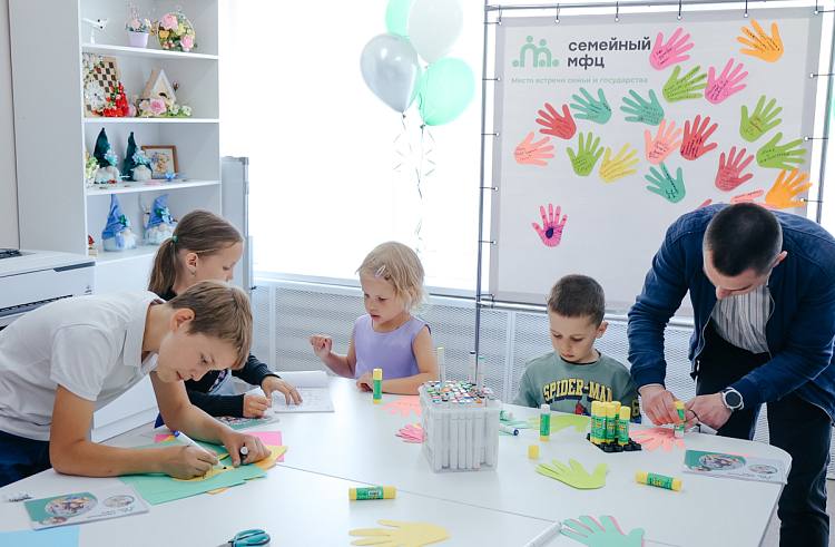 Поддержку многодетных семей с детьми инвалидами расширили в Приморье В Приморском крае приняли закон который усиливает меры социальной поддержки многодетных семей где воспитываются дети с инвалидностью   Теперь право на помощь сохраняется до 23 лет а средства регионального материнского капитала можно направлять на реабилитацию и специализированные услуги в том числе логопедическую помощь Изменения принятые Законодательным Собранием Приморья призваны облегчить уход за детьми с инвалидностью и дать родителям больше возможностей для их развития и восстановления Закон поможет семьям эффективнее использовать материнский капитал направляя его на здоровье развитие и восстановление своих детей