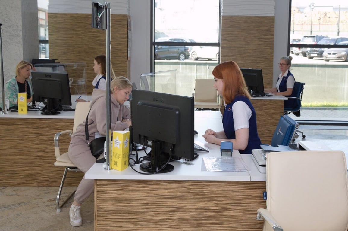 АО МОСГАЗ всегда на связи с жителями В 2025 году москвичи обращались за консультациями и помощью по вопросам газового хозяйства еще активнее чем годом ранее За год специалисты приняли порядка 140 тысяч звонков Чаще всего горожане звонят чтобы оформить заявку на ремонт или техническое обслуживание оборудования его подключение или отключение уточнить детали капитального ремонта в многоквартирном доме или порядок взаимодействия по действующим договорам Таких обращений более 113 тысяч Порядка 27 тысяч звонков были связаны с темами газификации и технологического присоединения А еще свыше 1 5 тысяч раз жители звонили чтобы сказать спасибо специалистам за качественную работу и получить консультации по безопасной эксплуатации оборудования   Сервис одного окна также был востребован принято более 31 тысячи обращений В числе самых актуальных тем газификация частных домов в ТиНАО оформление справок и технической документации замена и установка оборудования а также согласование проектов при строительстве и реконструкции Получить консультацию можно удобным способом по телефону онлайн или лично Горячая линия 8 800 700 71 04 Для жителей ТиНАО 8 495 660 20 06 Инженерный центр 8 495 660 72 66 Электронная почта coo mos gaz ru   ДЖКХ Москвы подпишись