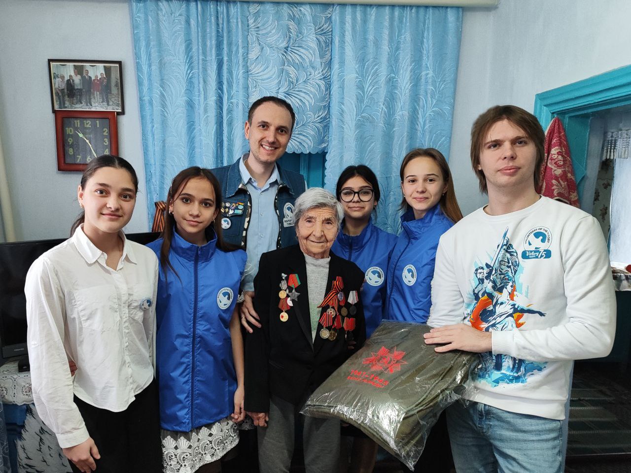 Акция С Новым годом ветеран Волонтёры Победы и школьники села Спея поздравили Дарью Ивановну Старых Подарили тёплый плед и маленькую ёлочку Дарья Ивановна родилась 2 января 1927 года На фронт попала в 1944 году после освобождения родного села Служила санитаркой полевого госпиталя прошла Польшу и Германию дошла до Берлина где и встретила Победу После войны посвятила себя семье и родному селу Имеет много наград Акцию С Новым годом ветеран движение Волонтёры Победы проводит с 2019 года pmrzapobedu