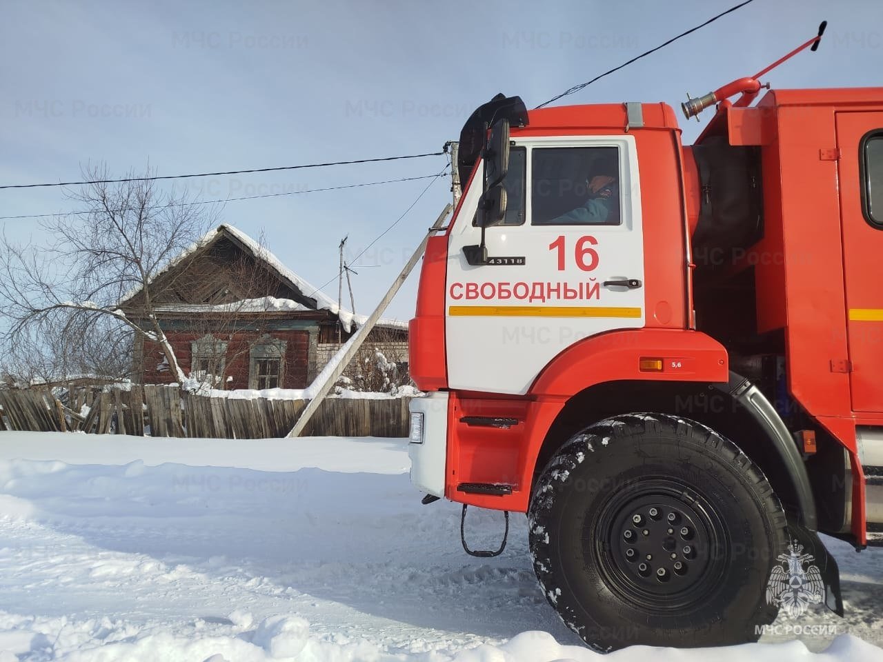 Мужчина погиб при пожаре в Приамурье  6 декабря пожар случился в селе Серебрянка Свободненского района.  По предварительной информации, в доме начал тлеть пол от искр из печи. 50-летний хозяин подворья, вероятно, спал, пока едкий дым заполнял помещение.  Родственник погибшего заметил задымление, вызвал пожарных и вытащил мужчину на свежий воздух, но тот уже не подавал признаков жизни.    Еще один пожар накануне произошел в Благовещенском округе.  фото ГУ МЧС России по Амурской области