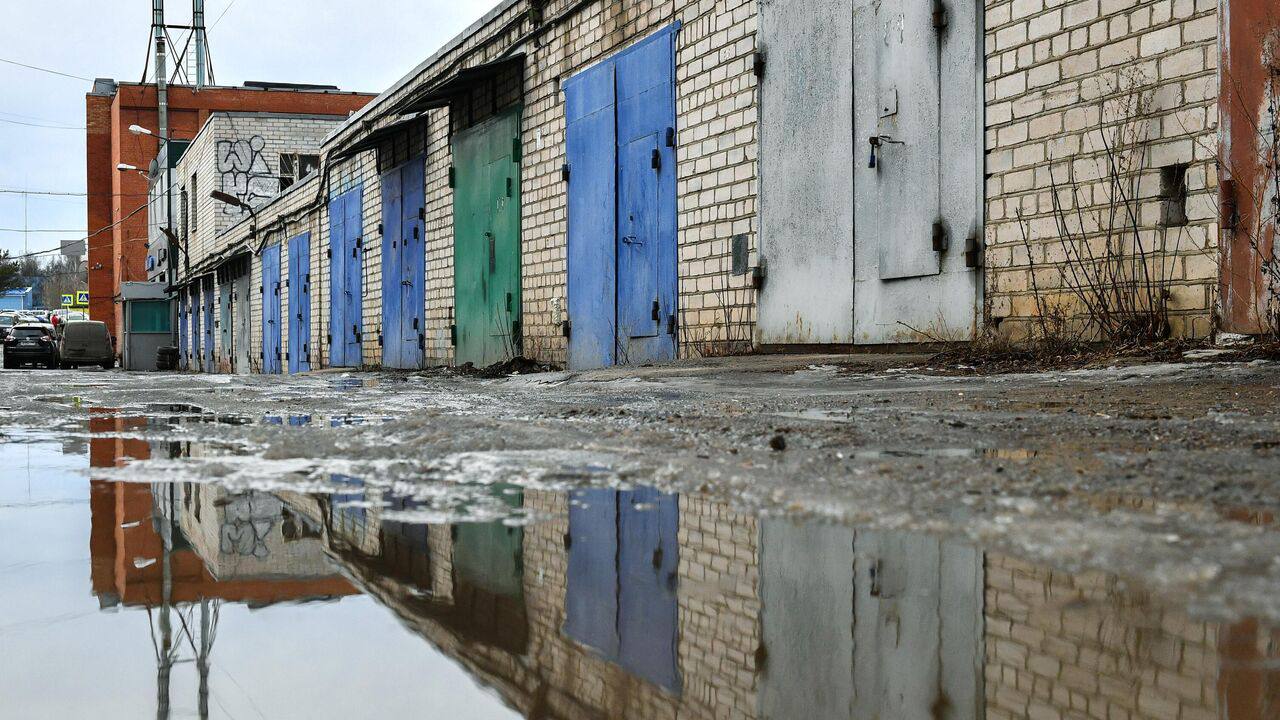 «Гаражная амнистия»: успеть до осени 2026 года До 1 сентября 2026 года в России действует «гаражная амнистия», позволяющая упрощенно регистрировать гаражи, возведенные до 2004 года, и землю под ними. Нотариус Мария Боронина пояснила, что гараж должен быть капитальным, построенным до 2005 года и не признанным самостроем. С октября 2023 года амнистия распространилась на многоэтажные гаражи, но не касается парковок и пристроек к зданиям. После регистрации права собственности на гараж взимается имущественный налог, а с 2025 года дарение гаража подлежит нотариальному удостоверению, даже между родственниками. «Гаражи-ракушки» регистрировать не нужно. Для упрощенной регистрации земли под гаражом необходимо межевание участка. Фото: РИА