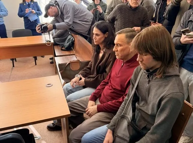 Суд в Екатеринбурге приговорил к 14 годам колонии экс депутата Госдумы Ленинский районный суд вынес приговор экс депутату и бывшему генеральному директору ОАО Завод Исеть Малику Гайсину и приговорил его к 14 годам колонии общего режима и к штрафу в 2 миллиарда рублей Его обвинили в растрате в особо крупном размере с использованием служебного положения Об этом сообщили в пресс службе судов Свердловской области По версии следствия Гайсин нанес ущерб предприятию и государству более чем на 385 миллионов рублей ОАО Завод Исеть принадлежит АО РТ Проектные технологии единственным учредителем и владельцем акций которого является ГК Ростех Подсудимый свою вину не признал В начале февраля суд изъял активы у Гайсина на один миллиард рублей В доход государства перешли более 300 земельных участков которыми владеют компании Корона Тэхет и Индра М Суды Свердловской области