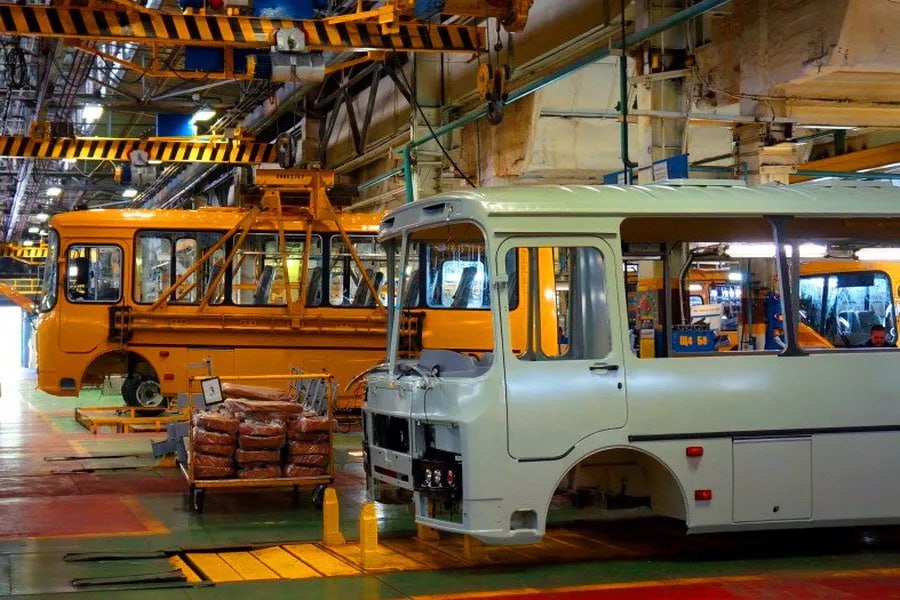 ПАЗ остановил работу вслед за АвтоВАЗом. Конвейеры легендарного производителя автобусов опустели на фоне обвала продаж. Все 2600 сотрудников находятся в корпоративном отпуске — на заводе остался только дежурный охранник.   За первый квартал ПАЗ продал всего 1016 автобусов, это примерно по 330–350 штук в месяц. Ранее заводы КАМАЗ, АвтоВАЗ и ГАЗ заявили о переходе на четырёхдневку на фоне падения спроса на авто.