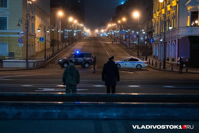Дороги во Владивостоке перекроют 6 и 9 мая с 7:00 до 13:00 и с 6:00 до 13:00 соответственно. В это время пройдёт генрепетиция парада и сам парад. Движение и парковку ограничат на: улице Корабельная Набережная от дома № 73 по улице Светланская до дома № 1 по Океанскому проспекту; Светланском переулке от пересечения с улицей Корабельная Набережная до пересечения с улицей Светланская; улице Алеутская от пересечения с улицей Семеновская до пересечения с улицей 1-я Морская; улице Светланская от пересечения с улицей Лазо до пересечения с улицей Алеутская; улице Уборевича от пересечения с улицей Береговая до пересечения с улицей Семеновская; улице 1-я Морская от пересечения с улицей Алеутская до пересечения с улицей Посьетская; Океанском проспекте от пересечения с улицей Светланская до пересечения с улицей Семеновская; улице Петра Великого от пересечения с Почтовым переулком до пересечения с улицей Светланская; улице Адмирала Фокина от пересечения с улицей Уборевича до пересечения с Океанским проспектом. Подписаться