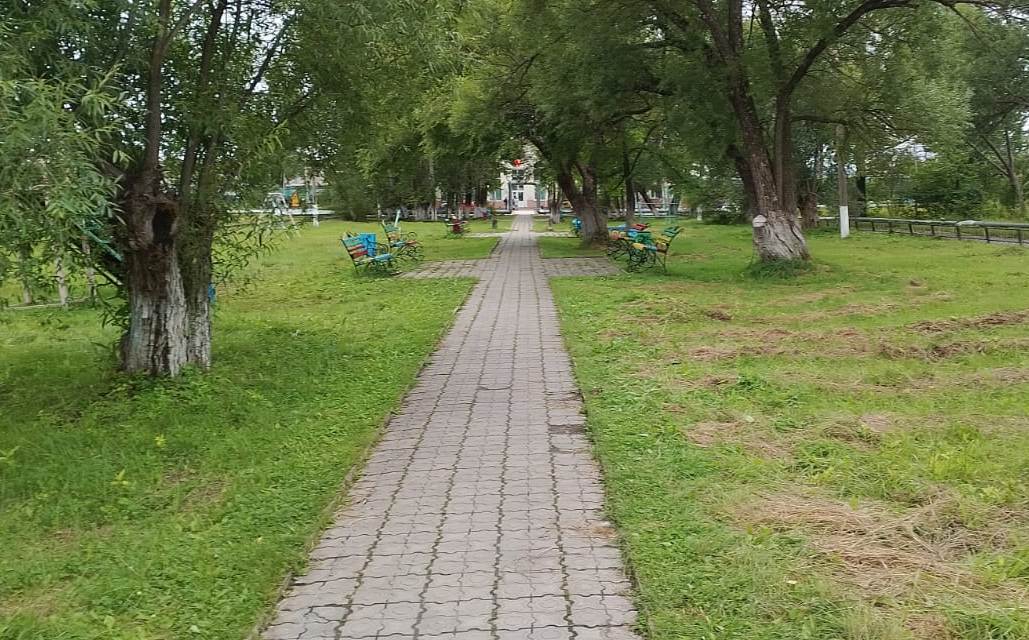 В период с 10 по 30 июля 2025 года в поселке Бурея прошел опрос среди жителей о поддержке инициативных проектов, реализуемых в 2026 году. Всего в опросе приняло участие 325 человек, что составляет 10,1% от населения поселка, которое на 1 января 2025 года составляет 3216 человек. Вот как распределились голоса: Благоустройство Аллеи Памяти - 250 голосов 76,9% Устройство сквера на ул. Октябрьская, 73 - 35 голосов 10,7% Благоустройство сквера у Дома культуры - 40 голосов 12,3% Большинство участников опроса поддержали проект благоустройства Аллеи Памяти, подчеркивая важность сохранения исторической памяти для жителей Буреи. В рамках проекта планируется устройство водоотводов, укладка тротуарной плитки для аллеи, установка мраморной мемориальной доски, а также размещение мемориальных табличек с портретами и данными участников Великой Отечественной войны и Специальной военной операции. #Бурейскийокруг