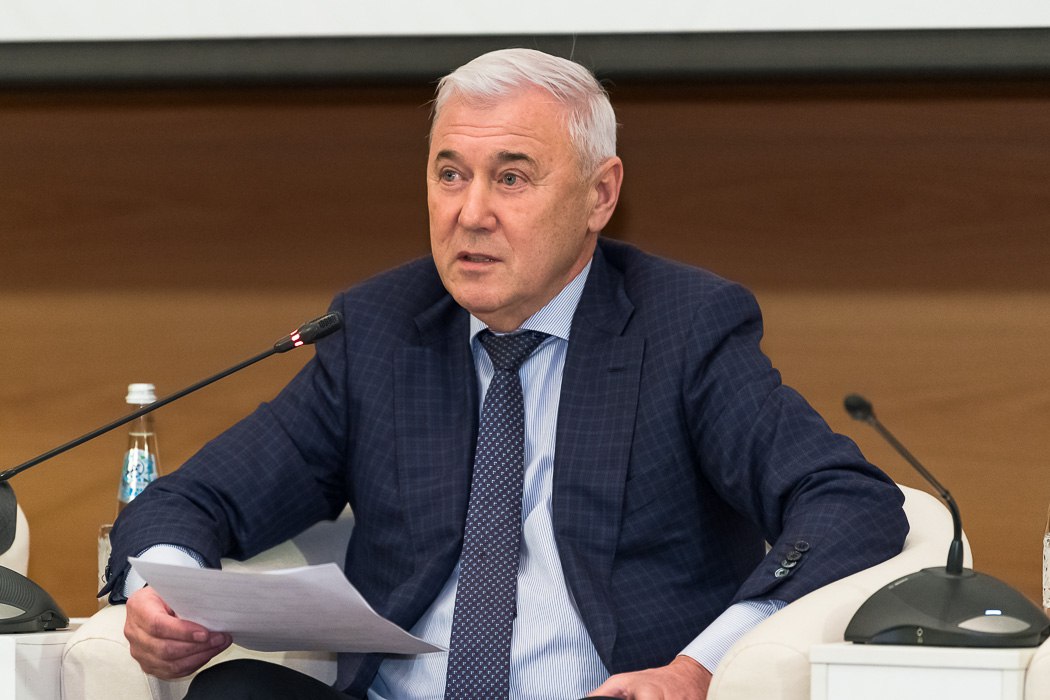 Прокомментировал Известиям подготовку нового инструмента накопления средств на покупку жилья жилищных вкладов Соответствующий законопроект был внесен мной в Госдуму и принят в первом чтении  В чем преимущества жилищных депозитов Ипотека при высоких ставках может быть невыгодным решением Кроме того не всем комфортно брать на себя долговые обязательства Актуальность жилищных депозитов особенно возрастает в условиях прекращения резкого роста цен на недвижимость который наблюдался в период действия безадресной ипотеки с господдержкой  Помимо повышенного гарантийного возмещения до 10 млн руб по сравнению со стандартной страховкой в 1 4 млн руб по обычным вкладам значимым преимуществом жилищных депозитов станет возможность пополнения третьими лицами например родственниками