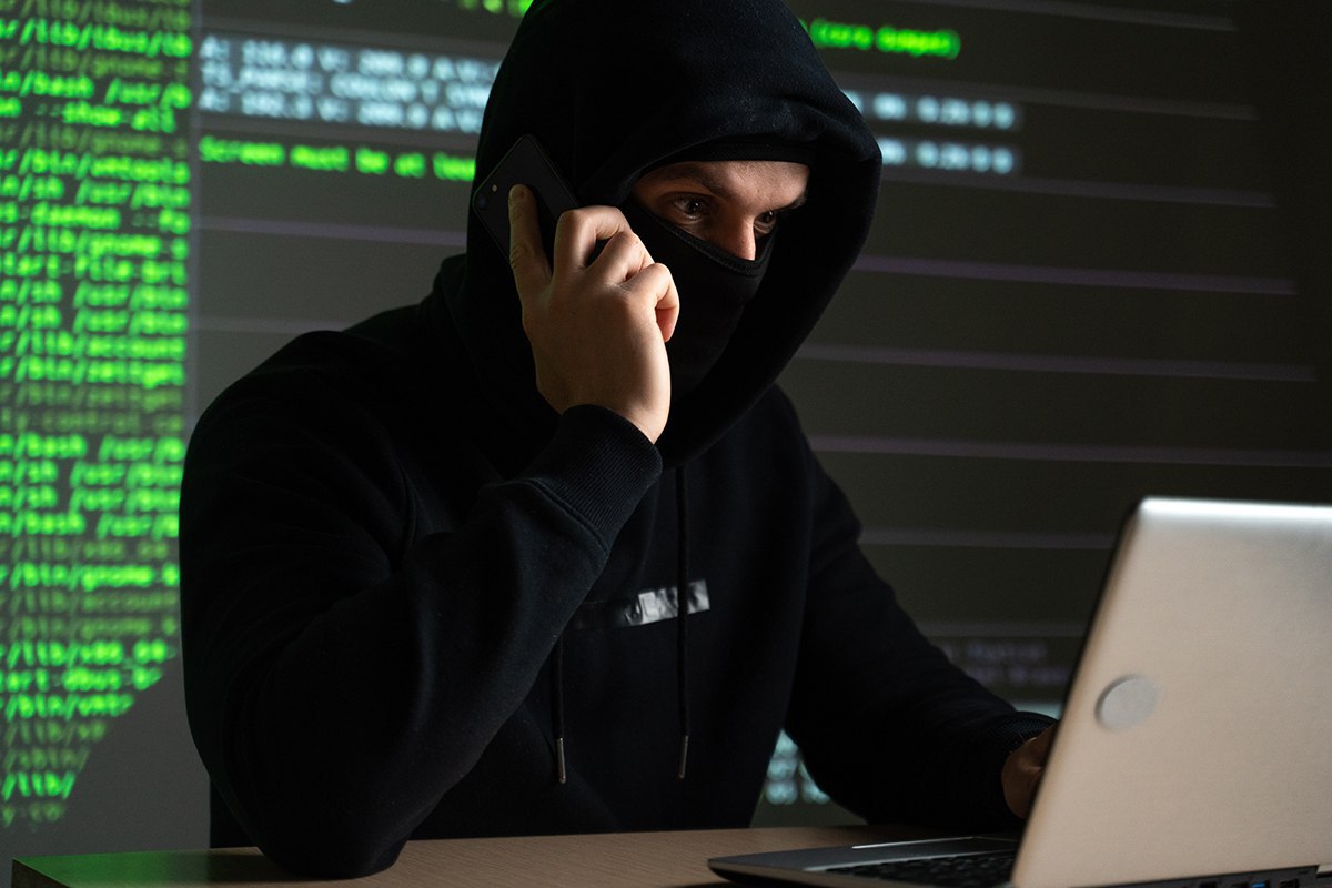 Звонки из банка и онлайн-биржа: 5 млн рублей отдали сахалинцы онлайн-мошенникам О новых жертвах телефонных аферистов рассказали в островной полиции. 70-летнему жителю Южно-Сахалинска позвонила «сотрудница Пенсионного фонда» и сообщила, что заявителю необходимо уточнить данные трудового стажа. Мошенница пообещала записать мужчину в электронную очередь и для этого узнала номер СНИЛС. Затем поступил звонок уже от «сотрудника банка», после общения с которым пенсионер перевел на «безопасный счет» 555 тысяч рублей. 48-летняя жительница Южно-Сахалинска и 44-летний житель пгт. Вахрушев погорели на онлайн-бирже. Делать ставки им помогали «аналитики». В итоге мужчина потерял 2 млн рублей, а женщина — 997 тысяч рублей. 64-летнюю жительницу Холмска обманули по схеме с получением посылки. После того, как женщина сообщила «работнику почты» код из смс, ей поступил звонок от «сотрудника банка». Он напугал островитянку, что она стала жертвой мошенников и уговорил ее перевести на «безопасный счёт» 1,3 млн рублей. Будьте бдительны, предупредите родных и близких! ——— : Прислать нам новость: