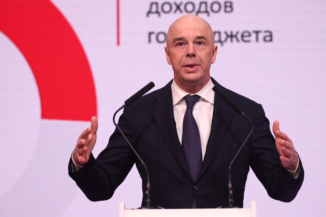 Силуанов Помогать нужно труженикам а не разгильдяям Глава Минфина России призвал повышать эффективность предприятий По его словам работать нужно с производительностью труда а не помогать из бюджета разгильдяям Получается мы помогаем разгильдяям а не помогаем эффективным Надо помогать тем кто тащит Тем кто делает тем и надо помогать и это будет тот драйвер который будет повышать производительность труда сказал он Министр также заметил что основными союзниками России являются армия флот и устойчивые финансы По словам Силуанова бюджет страны должен быть мускулистым и защищенным от внешних воздействий Помимо этого глава Минфина назвал приоритеты бюджета на 2026 2028 годы все обязательства перед гражданами и бизнесом оборона и безопасность национальные цели Не обошлось и без шуток В ответ на заявление мэра Москвы о том что производительность труда в столице как в Германии он ответил так Я вот одного не понимаю если производительность труда в Москве как в Германии или Италии то почему мы в обед не можем не выпиваем по бокалу вина То есть все таки работаем больше наверное Подпишитесь на Абзац Добавьте Абзац в ленту Дзена