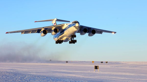 ПРОИЗВОДСТВО ИЛ-76 БУДУТ РАСШИРЯТЬ Для наращивания выпуска военно-транспортных самолетов Ил-76 планируется инвестировать более 46 миллиардов рублей. На первом этапе в модернизацию завода «Авиастар» вложат около 26 миллиардов рублей, что позволит значительно увеличить объемы производства, сообщил министр промышленности и торговли РФ Антон Алиханов. На втором этапе планируется выделить еще 20–21 миллиард рублей, чтобы достичь выпуска 18 самолетов в год. Алиханов отметил, что это не окончательные планы, и мощности могут быть увеличены в дальнейшем. На третьем этапе модернизации планируется расширения мощностей по механообработке для того, чтобы вырастить объем производства уже до 24 единиц в год. Завод «Авиастар» демонстрирует существенный рост производства: с одного самолета в год до семи в 2025 году. По словам главы Минпромторга РФ, это стало результатом «очень серьезной работы». В перспективе рассматривается возможность сертификации Ил-76 для гражданского использования. Источник: ОАК #времявперёд!