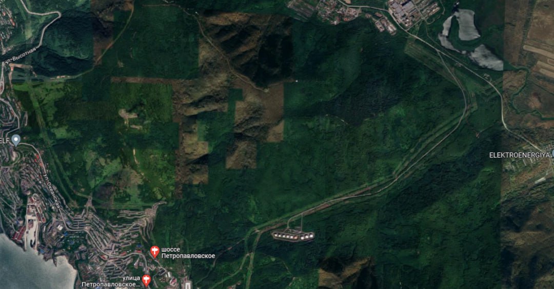 В Петропавловск Камчатском строят дорогу между ТЭЦ 1 и ТЭЦ 2 В Петропавловске Камчатском в этом году переходят от разговоров к стройке новой объездной дороги между ТЭЦ 1 и ТЭЦ 2 Трасса вошла в мастер план развития краевой столицы и получила федеральную поддержку что позволило закрепить финансирование в отдельном решении президента Новая магистраль протяжённостью более семи километров свяжет район ТЭЦ 1 с Северо Востоком и выездом к улице Солнечной то есть фактически станет альтернативой выезду через центр и узкие участки действующей сети Для жителей бывшего Ленинского района это должна быть более короткая и предсказуемая дорога особенно в часы пик На первый этап строительства объездной дороги Камчатка получила около 1 25 миллиарда рублей федеральных средств регион берёт на себя софинансирование и подготовку площадки Подрядчик уже определён сейчас на трассе ведут проектно подготовительные и землеустроительные работы основной фронт строительно монтажных работ запланирован на тёплый сезон 2026 года Власти подчёркивают что дорогу проектируют с запасом по пропускной способности и безопасности Планируется двухполосное движение с возможностью развязок и примыканий к существующим улицам а общий срок реализации оценивают примерно в три года Камчатка фото kamtoday ru