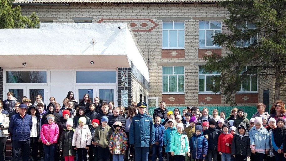 Школьников Владимировской школы эвакуировали за две минуты во время учений МЧС Главной задачей сотрудников МЧС было объяснить школьникам, что самый страшный враг — это паника, которая мешает принимать правильные и быстрые решения в случае возникновения возгорания, рассказали в МЧС. По сигналу тревоги здание школы покинули 105 учеников и сотрудников. Перекличка показала, что все эвакуировались за нормативное время — 2 минуты 15 секунд. Фото: МЧС Херсонской области Читать полностью , VK и ОК и читайте новости на нашем сайте