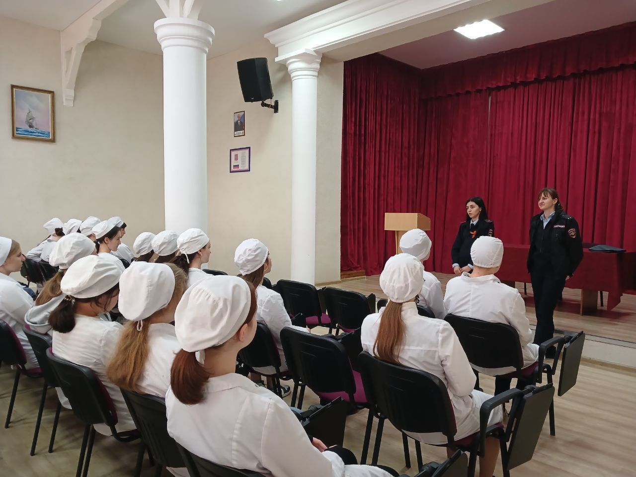 В рамках оперативно-профилактического мероприятия «Неформал» сотрудники полиции г. Ялты провели профилактические мероприятия среди учащихся В целях предупреждения правонарушений со стороны неформальных молодежных объединений антиобщественной направленности и профилактики вовлечения детей и подростков в деятельность деструктивных организаций на территории Большой Ялты проведено оперативно-профилактическое мероприятие «Неформал». Сотрудники отдела по делам несовершеннолетних УМВД России по г. Ялте организовали лекции в образовательных учреждениях. Полицейские рассказали учащимся о вреде алкоголя, наркотиков, о деформации личности под воздействием запрещенных веществ и опасности распространения экстремистских материалов. Слушателям напомнили об административной и уголовной ответственности, которую несут несовершеннолетние, о недопустимости пребывания в позднее вечернее и ночное время на улицах и в общественных местах без сопровождения взрослых. Полицейские призвали ребят к соблюдению общепринятых норм поведения. При этом разъяснили, что за действия, направленные на возбуждение ненависти либо вражды, а также на унижение достоинства человека либо группы лиц по признакам пола, расы, национальности, языка, происхождения, отношения к религии, а равно принадлежности к какой-либо социальной группе, если такие действия совершаются публично или с использованием средств массовой информации, статьей 282 Уголовного кодекса РФ предусмотрена уголовная ответственность. Особое внимание стражи порядка обратили на профилактику мошенничества. Каждого из участников акции призвали быть осторожными, соблюдать правила поведения в сети и никогда не соглашаться на легкий заработок, который предлагают в социальных сетях и мессенджерах незнакомцы. Юные ялтинцы принимали активное участие в дискуссии, задавали сотрудникам полиции интересующие вопросы, а также поблагодарили инспекторов ПДН за нужную и познавательную беседу. #МВДКрыма #ПолицияЯлты #ОПМНеформал #ПрофилактическиеЛекции #ВрамкахОПМ