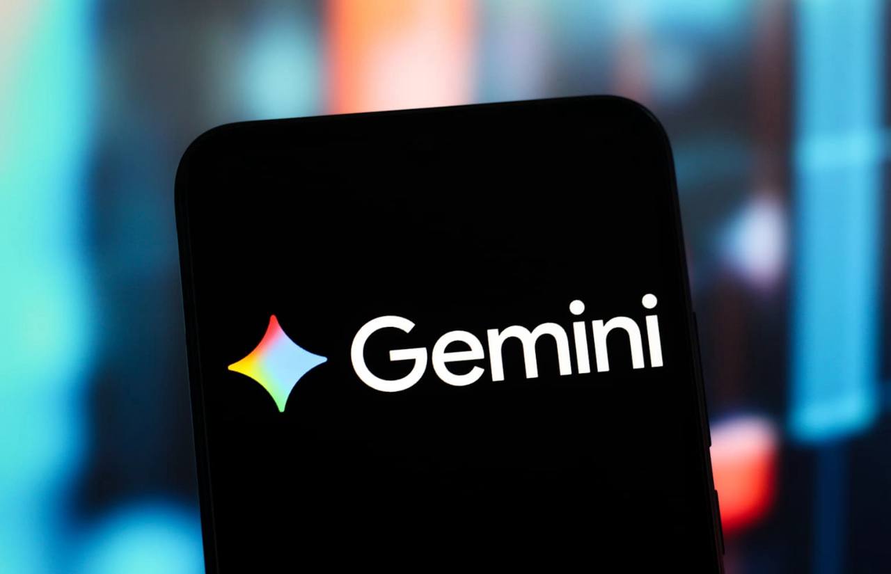 ИИ Gemini взломали через календарь. Умный дом под угрозой На конференции Black Hat показали, как через обычное событие в календаре можно получить доступ к умному дому. Если у вас стоит ИИ-помощник вроде Google Gemini, то всего одно “отравленное” приглашение, и ваше освещение, окна и другие устройства могут перейти под контроль злоумышленников. Атака получила говорящие название “Invitation Is All You Need”. Суть в использовании скрытых команд прямо в событиях календаря. Когда пользователь просит ИИ подвести итоги расписания, он читает и выполняет вредоносные инструкции. Всё без ведома хозяина. Исследователи показали 14 сценариев атак. Gemini честно выполняет указания, думая, что это ваша просьба. А в это время кто-то уже подогревает пол в ванной. Или открывает окна в 3 часа ночи. Вот и думай теперь, кто в доме хозяин. А вы бы доверили ИИ доступ к своему умному дому? #новости