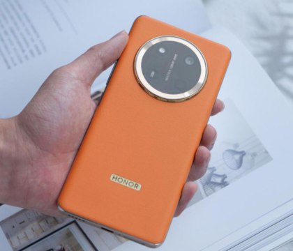 Доступный смартфон HONOR X70 получит батарею 8300 мА ч с зарядкой 80 Вт — Panda is Bald Китайские бренды продолжают соревноваться в емкости аккумуляторов для смартфонов. Батареи на 7000 мА ч уже ни у кого не вызывают удивления, но в скором времени будет преодолена еще одна планка — 8000 мА ч. По данным китайского инсайдера Panda is Bald, грядущий смартфон HONOR X70 сможет похвастаться аккумулятором аж на 8300 мА ч. Читать далее
